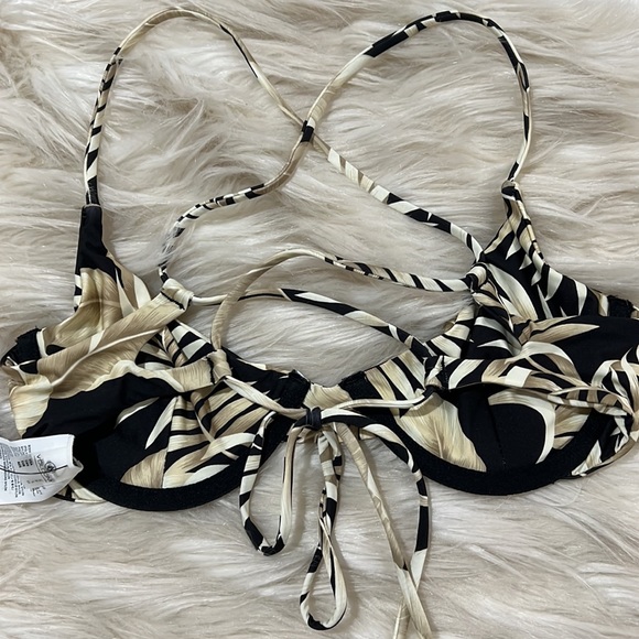 Brand new volcom bikini - Picture 5 of 6